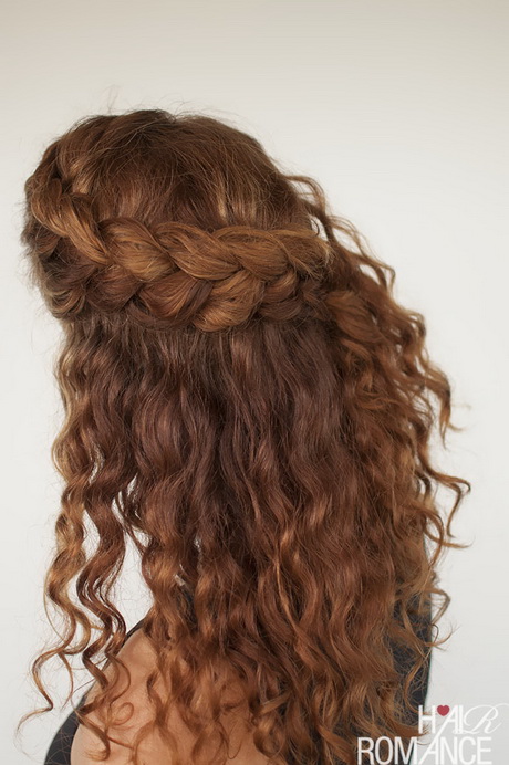 curly-hairstyles-with-braids-39_6 Göndör frizurák zsinórral