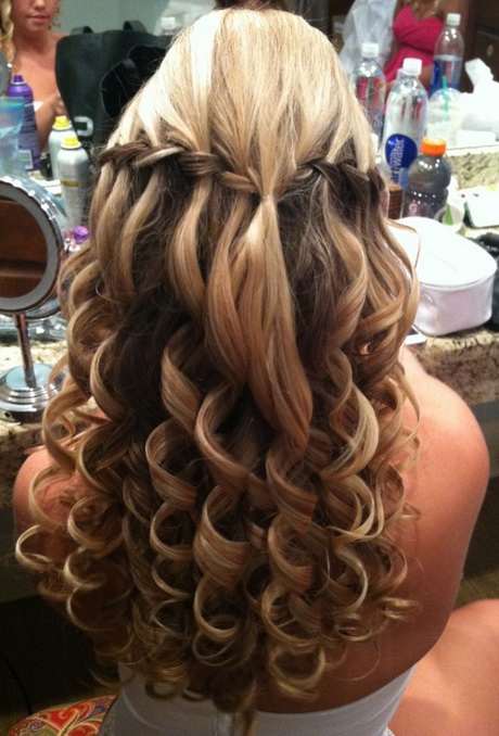 curly-prom-hairstyles-long-hair-41_6 Göndör szalagavató frizurák hosszú haj