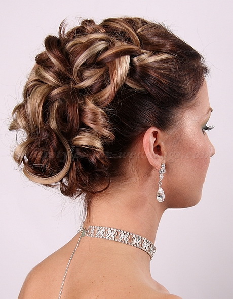 curly-updo-hairstyles-for-weddings-39_11 Göndör frizurák esküvők számára