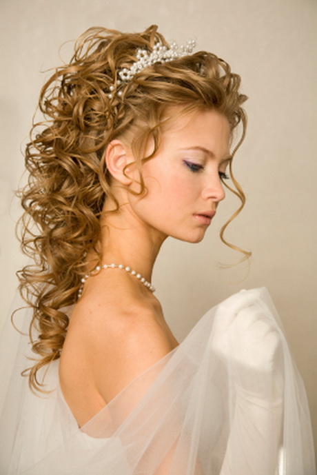 curly-wedding-hairstyles-for-long-hair-17_6 Göndör esküvői frizurák hosszú hajra