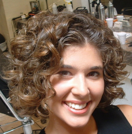 medium-curly-hairstyles-for-round-faces-97 Közepes göndör frizurák kerek arcokhoz