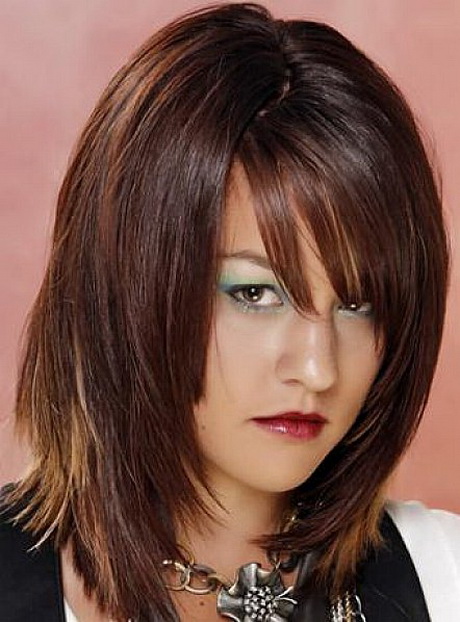 medium-layered-hairstyles-with-bangs-02-7 Közepes rétegű frizurák frufruval