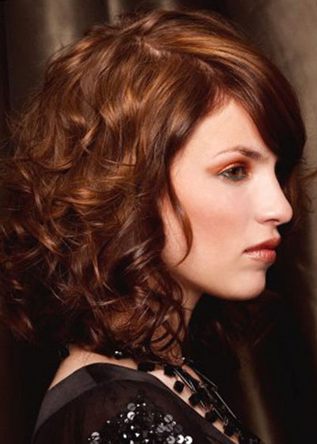 medium-length-curly-haircuts-43 Közepes hosszúságú göndör hajvágás