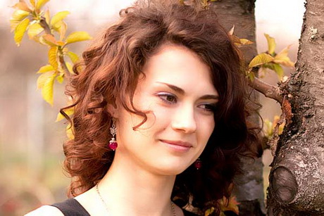 medium-length-curly-hairstyles-20-16 Közepes hosszúságú göndör frizurák