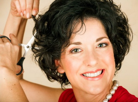 pictures-of-short-curly-hairstyles-for-women-over-50-36_8 Képek a rövid göndör frizurákról az 50 év feletti nők számára