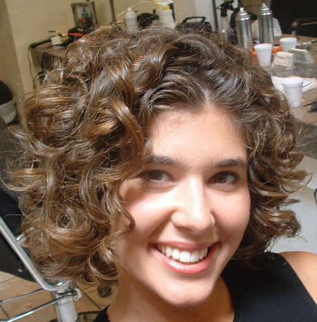 pictures-of-short-curly-hairstyles-for-women-05 Képek a rövid göndör frizurákról a nők számára
