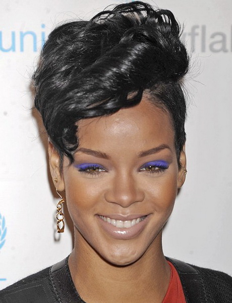 rihanna-short-curly-hairstyles-46 Rihanna rövid göndör frizurák