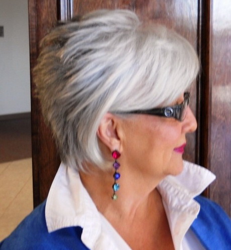 short-hairstyles-for-mature-women-over-60-02_18 Rövid frizurák 60 év feletti érett nők számára
