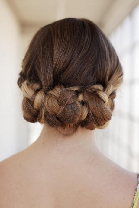bridesmaid-updo-hairstyles-18_13 Koszorúslány frizura