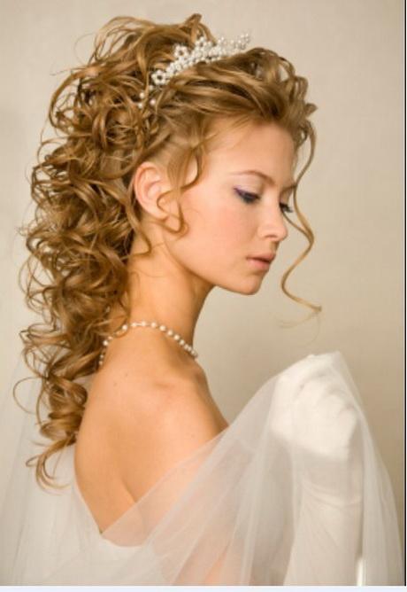 bridal-hairstyles-with-tiara-74_11 Menyasszonyi frizurák tiarával