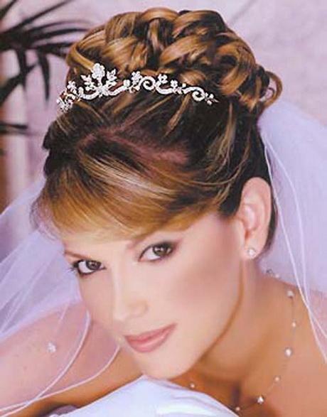 bridal-hairstyles-with-tiara-74_18 Menyasszonyi frizurák tiarával