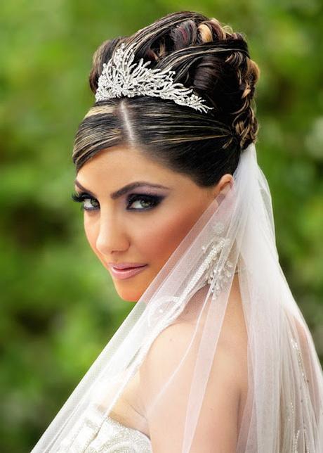 bridal-hairstyles-with-veil-and-tiara-16 Menyasszonyi frizurák fátyol, tiara