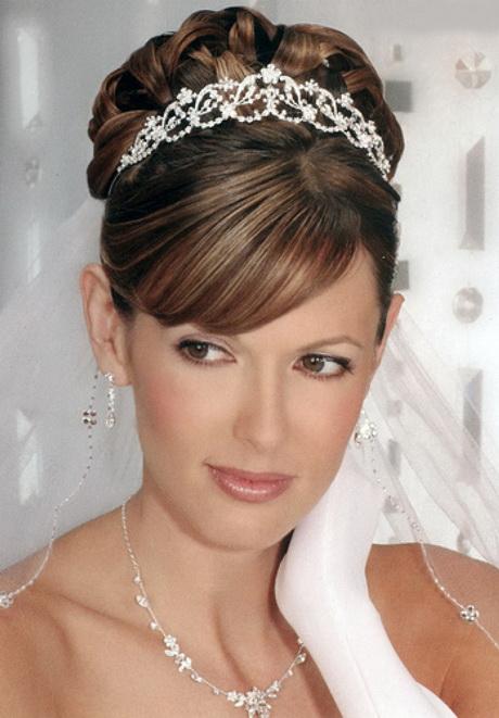 bridal-hairstyles-with-veil-and-tiara-16_10 Menyasszonyi frizurák fátyol, tiara