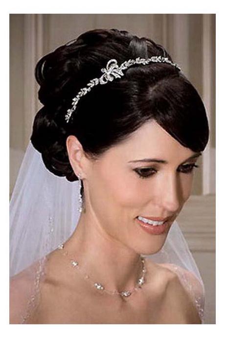 bridal-hairstyles-with-veil-and-tiara-16_8 Menyasszonyi frizurák fátyol, tiara