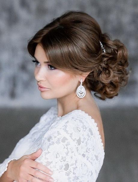 bridal-bridesmaid-hairstyles-33_4 Menyasszonyi koszorúslány frizurák