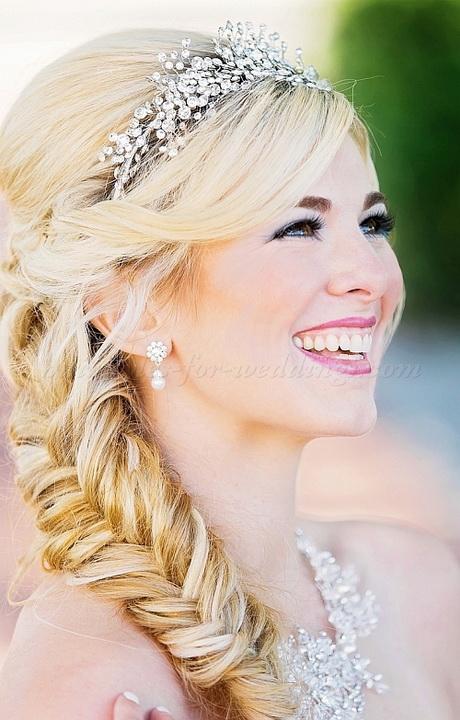 bridal-hairstyle-with-tiara-27_20 Menyasszonyi frizura tiarával
