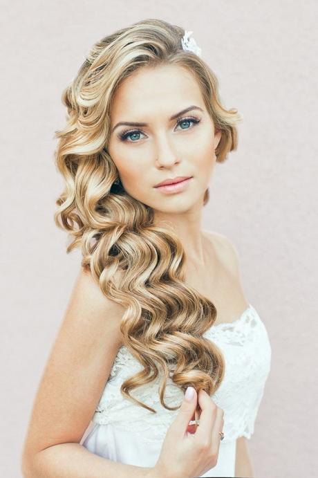 bridal-hairstyles-for-long-curly-hair-63_16 Menyasszonyi frizurák hosszú göndör hajra