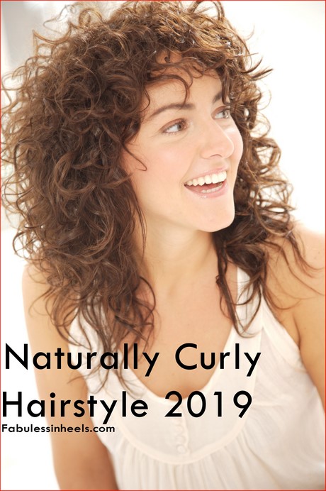 medium-curly-hairstyles-2020-68 Közepes göndör frizurák 2020