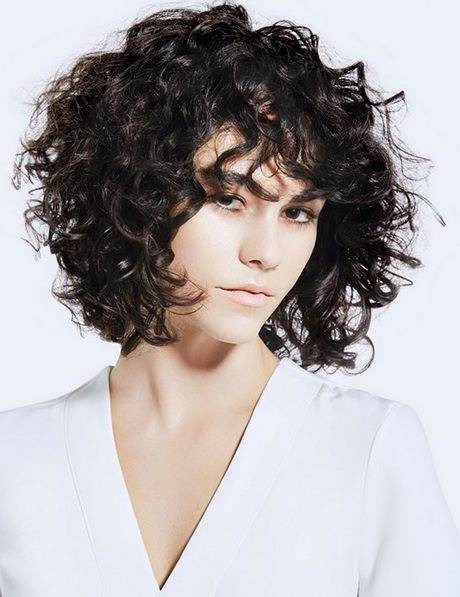 medium-curly-hairstyles-2020-68_6 Közepes göndör frizurák 2020
