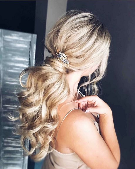 prom-hairstyles-for-2020-64_14 Prom frizurák 2020-ra