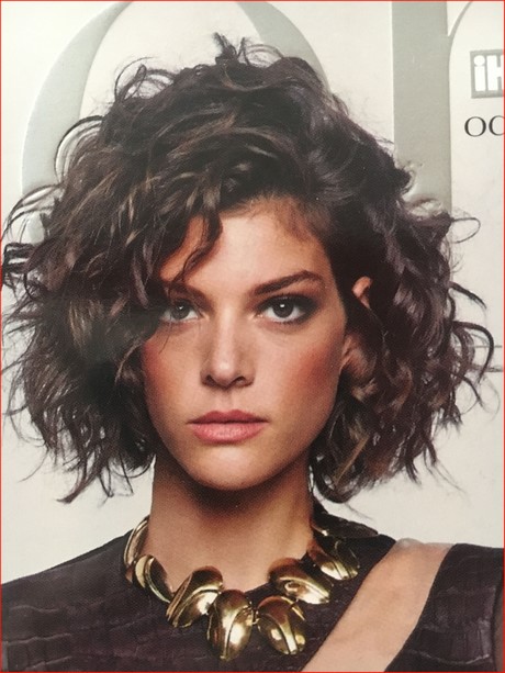 short-curly-hairstyles-for-women-2020-88_13 Rövid göndör frizurák a nők számára 2020
