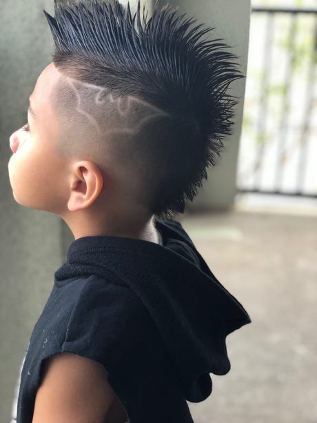 boy-hairstyles-2021-89_13 Fiú frizurák 2021