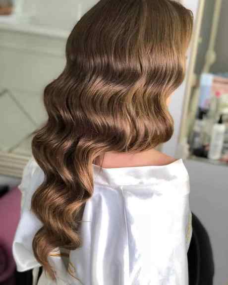 curly-hairstyles-for-long-hair-2021-57_13 Göndör frizurák hosszú hajra 2021