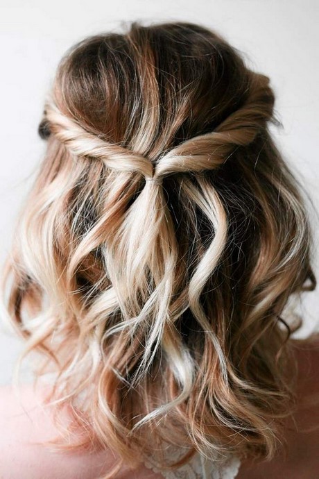easy-wedding-updos-for-medium-length-hair-50_15 Könnyű esküvői frizurák közepes hosszúságú hajhoz
