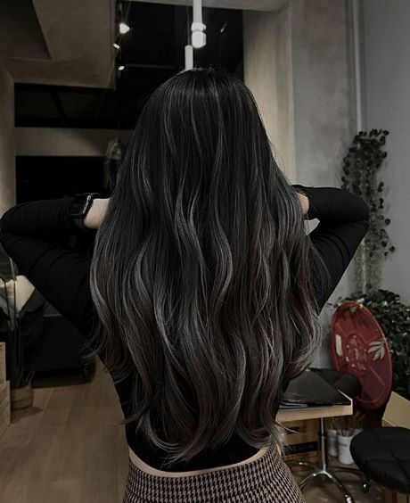 black-hair-hairstyles-2023-18_8 Fekete haj frizurák 2023