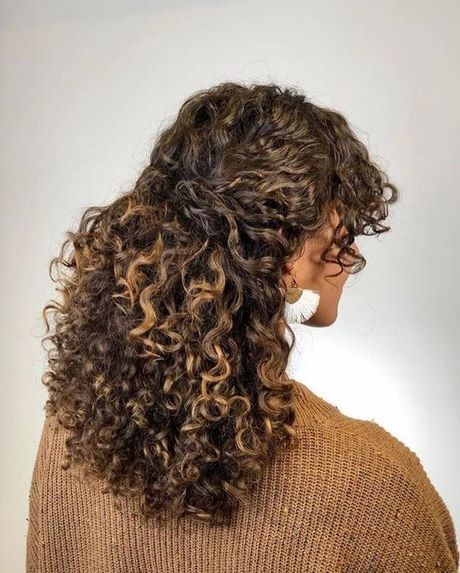 hairstyles-for-natural-curly-hair-2023-35 Frizurák természetes göndör hajra 2023