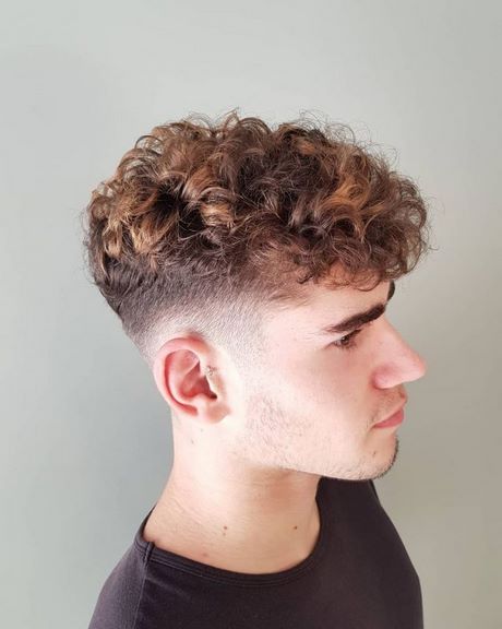 2022-curly-hairstyles-96_9 2022 göndör frizurák