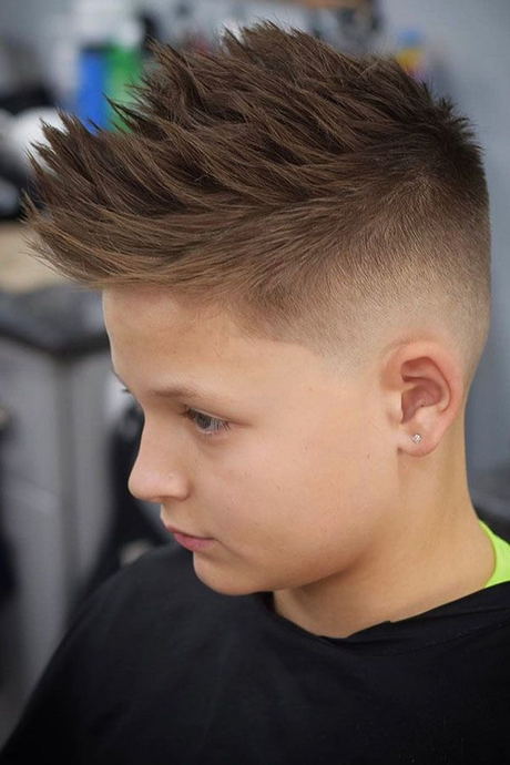 boy-hairstyles-2022-60 Fiú frizurák 2022