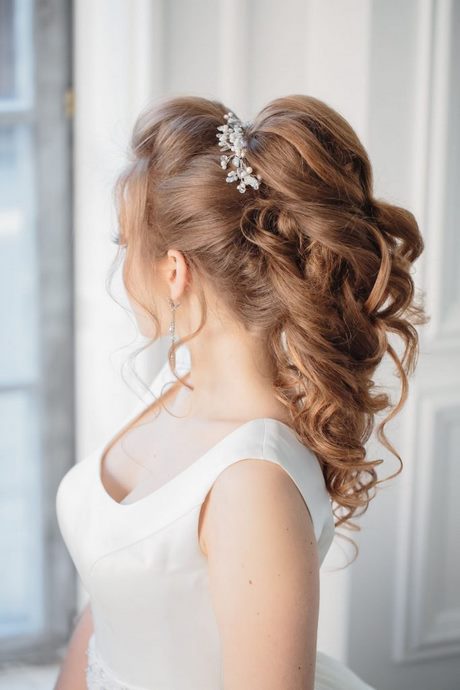 brides-hairstyles-2022-23 Menyasszony frizurák 2022