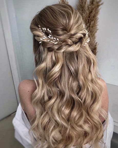 down-prom-hairstyles-2022-57_5 Le prom frizurák 2022