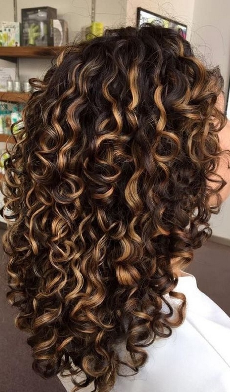 natural-curly-hairstyles-2020-99_7 Természetes göndör frizurák 2020