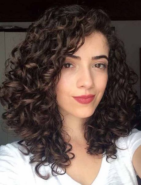 curly-hairstyles-2021-90_3 Göndör frizurák 2021