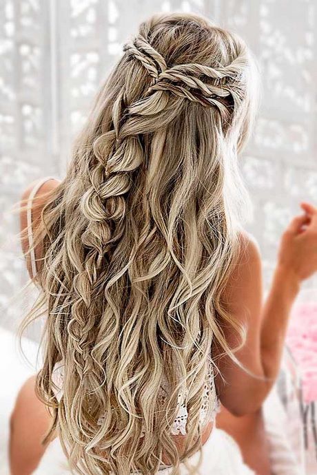 cute-prom-hairstyles-2021-28_18 Aranyos prom frizurák 2021