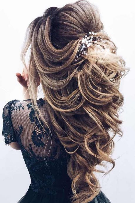 cute-prom-hairstyles-for-long-hair-2021-01 Aranyos prom frizurák hosszú hajra 2021