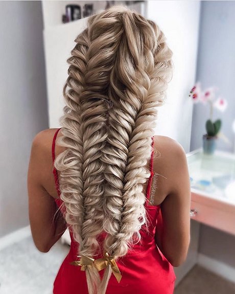 cute-prom-hairstyles-for-long-hair-2021-01_20 Aranyos prom frizurák hosszú hajra 2021