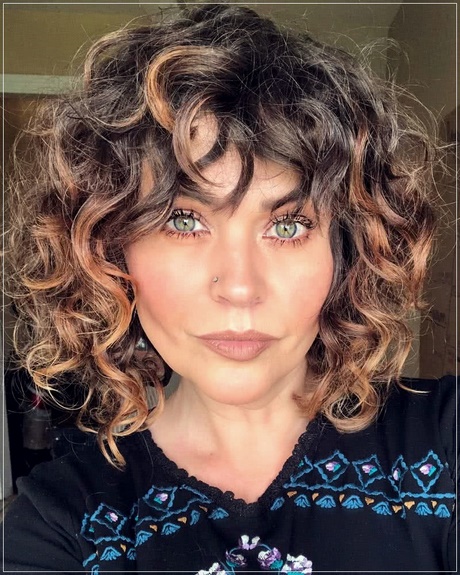 medium-curly-hairstyles-2021-81_7 Közepes göndör frizurák 2021