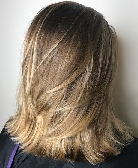 medium-layered-haircuts-2021-08_7 Közepes rétegű hajvágás 2021