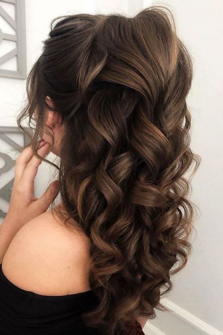 prom-hairstyles-for-2021-39_5 Prom frizurák 2021-re