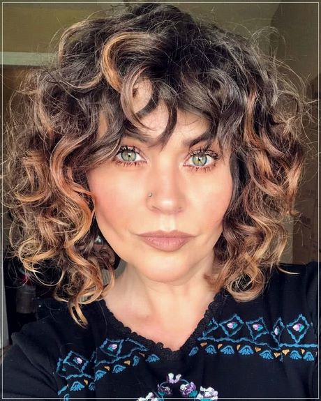 short-curly-hair-with-bangs-2021-66_16 Rövid göndör haj frufru 2021