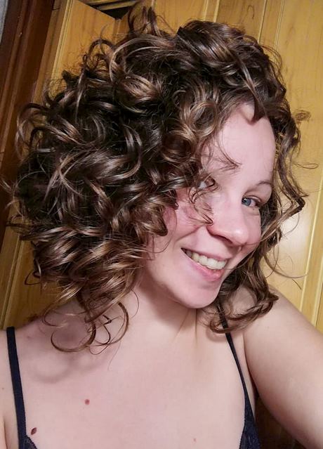 short-curly-hairstyles-2021-89 Rövid göndör frizurák 2021