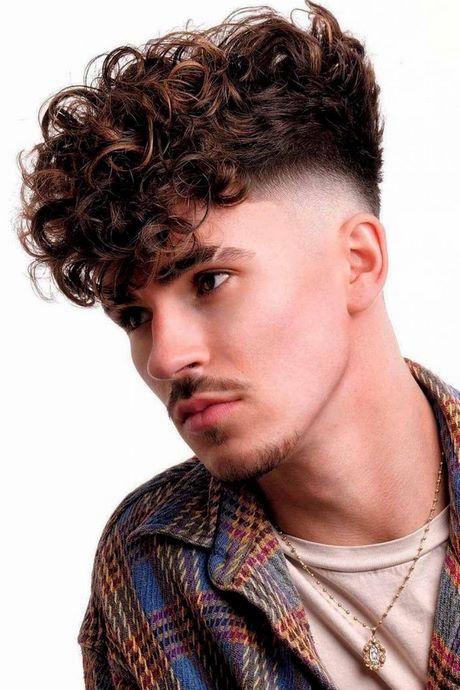 trendy-short-curly-hairstyles-2021-83_6 Divatos rövid göndör frizurák 2021