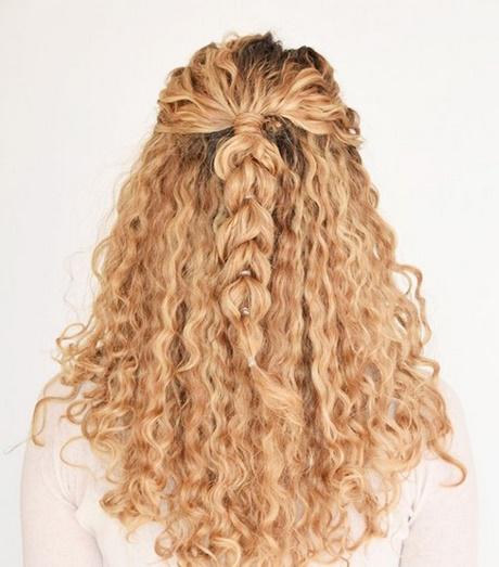 easy-updos-for-long-curly-hair-19_7 Könnyű updos hosszú göndör hajra