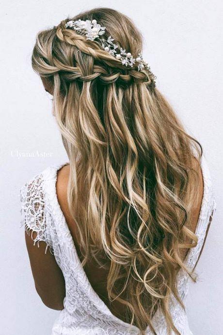 beautiful-bridesmaid-hairstyles-53_18 Gyönyörű koszorúslány frizurák