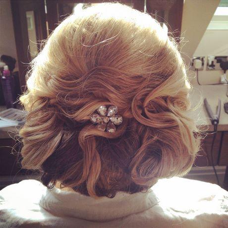 bridesmaid-pin-up-hairstyles-47_13 Koszorúslány pin up frizurák