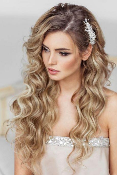 modern-bridesmaid-hairstyles-67_13 Modern koszorúslány frizurák