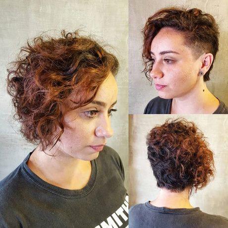 short-hair-for-women-with-curly-hair-55_8 Rövid haj göndör hajú nők számára